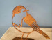  Roodborstje Robin op voetje Cortenstaal (Roest)  CD-023   (Oeps even uitgevlogen maar snel weer op het nestje)